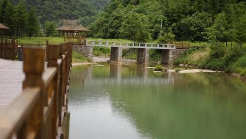 Chongqing has largest underground river in world, and its outlet is in Enshi, Hubei Province. A scientific expedition has explored it for 17 years.
