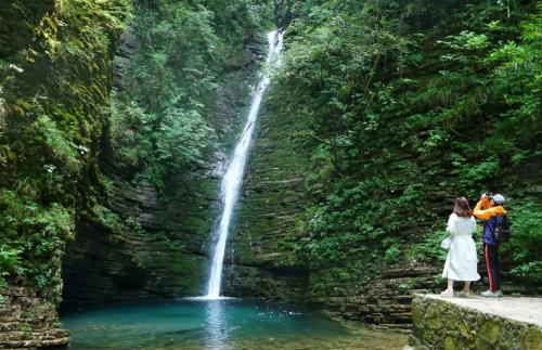 Chongqing has largest underground river in world, and its outlet is in Enshi, Hubei Province. A scientific expedition has explored it for 17 years.
