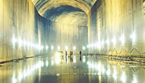 In 1992, people of Zhejiang Province drained pool and found a thousand-year-old palace, which has now become a 4A scenic spot.