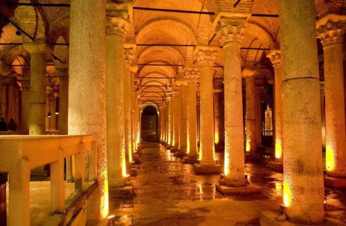 In 1992, people of Zhejiang Province drained pool and found a thousand-year-old palace, which has now become a 4A scenic spot.
