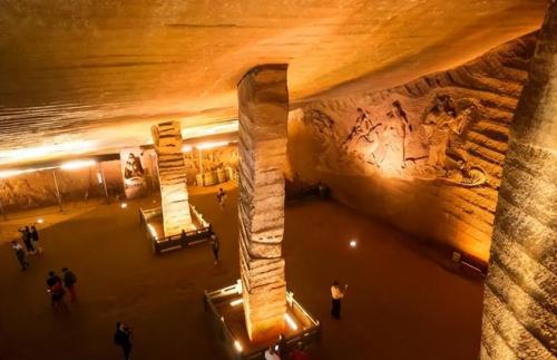 In 1992, people of Zhejiang Province drained pool and found a thousand-year-old palace, which has now become a 4A scenic spot.