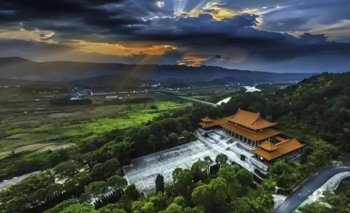 The only one in world! This is king of Hunan Province, and "most" of people who come to Zhangjiajie are Koreans.
