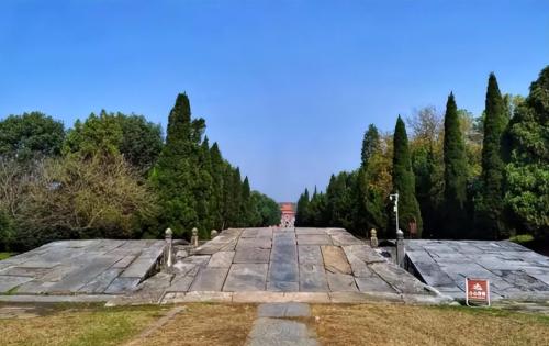The Qing Dynasty has been dead for a hundred years, why are there still people guarding imperial mausoleum, who will pay the salary, and who are they