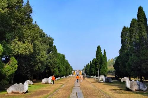The Qing Dynasty has been dead for a hundred years, why are there still people guarding imperial mausoleum, who will pay the salary, and who are they