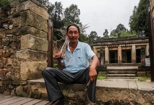 The Qing Dynasty has been dead for a hundred years, why are there still people guarding imperial mausoleum, who will pay the salary, and who are they