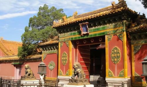 Why is Hall of Mind Improvement in Forbidden City cold and humid all year round? It wasn't until experts dug up floor that they discovered the secret.