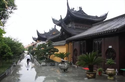 Zhejiang Guangde Temple can't enter hanfu? Became a "Japanese-style" temple? answered locally