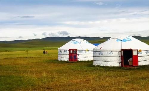 When staying overnight in a yurt, if you find that hostess is tying a red thread on bed, remember that it should not be easily touched