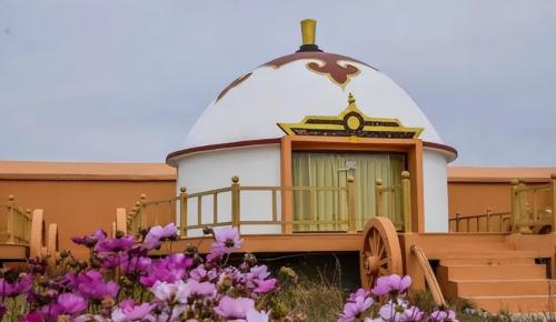 When staying overnight in a yurt, if you find that hostess is tying a red thread on bed, remember that it should not be easily touched