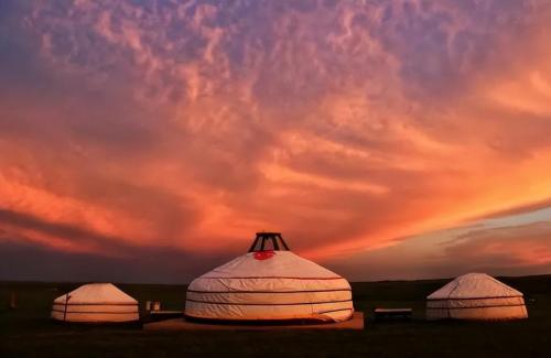 When staying overnight in a yurt, if you find that hostess is tying a red thread on bed, remember that it should not be easily touched