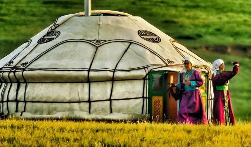 When staying overnight in a yurt, if you find that hostess is tying a red thread on bed, remember that it should not be easily touched