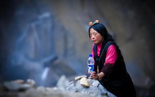 China's "mysterious" village: brothers marry wife, who is father of child?
