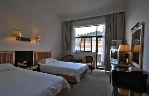 When I sleep in a hotel, why does waiter remind me to turn on light in bathroom? know as soon as possible
