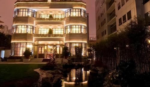 Just like Shanghai, this mixed-race city, which is pulled by trains, has buildings from all over world.
