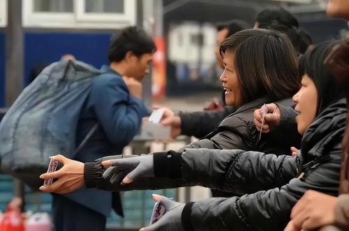 There is often a harassing "aunt" at train station who only needs 50 yuan per night, how does she earn money?