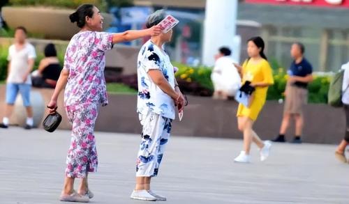There is often a harassing "aunt" at train station who only needs 50 yuan per night, how does she earn money?