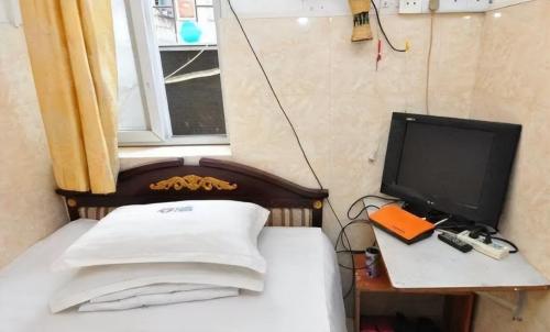 There is often a harassing "aunt" at train station who only needs 50 yuan per night, how does she earn money?