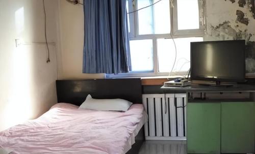 There is often a harassing "aunt" at train station who only needs 50 yuan per night, how does she earn money?