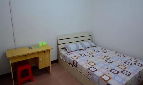 There is often a harassing "aunt" at train station who only needs 50 yuan per night, how does she earn money?