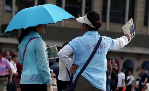 There is often a harassing "aunt" at train station who only needs 50 yuan per night, how does she earn money?