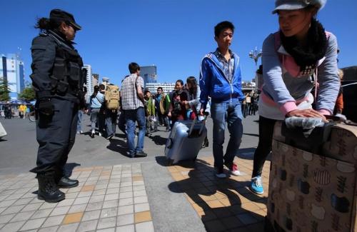 There is often a harassing "aunt" at train station who only needs 50 yuan per night, how does she earn money?