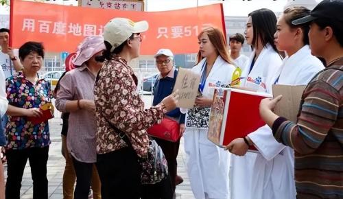 There is often a harassing "aunt" at train station who only needs 50 yuan per night, how does she earn money?