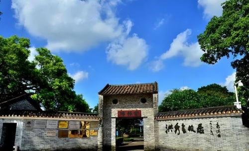 There is a dilapidated house in downtown Wuxi that is a former celebrity residence as well as a scenic spot, but locals want to demolish it.