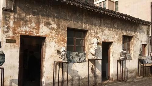 There is a dilapidated house in downtown Wuxi that is a former celebrity residence as well as a scenic spot, but locals want to demolish it.