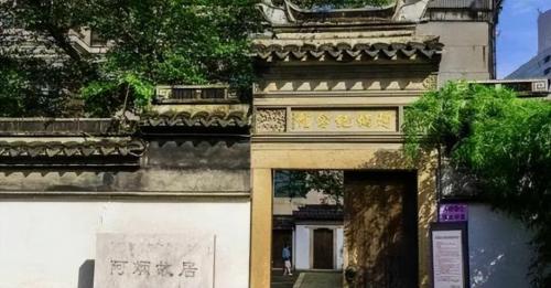 There is a dilapidated house in downtown Wuxi that is a former celebrity residence as well as a scenic spot, but locals want to demolish it.