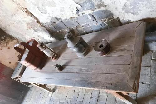 There is a dilapidated house in downtown Wuxi that is a former celebrity residence as well as a scenic spot, but locals want to demolish it.