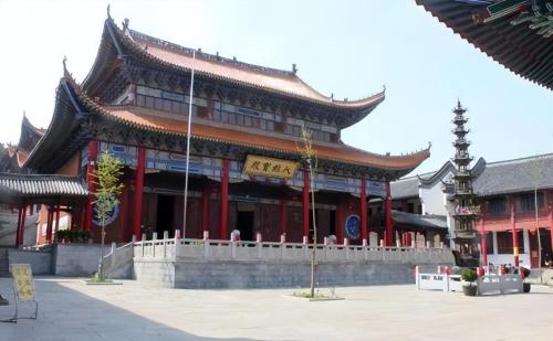 Temple of Conscience in Hubei Province, you can also eat vegetarian food here without entrance fees, but tourists often misunderstand name.