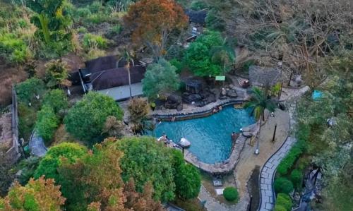 Hidden at junction of three provinces of Hunan, Jiangxi and Guangdong is a mysterious hot spring discovered during Ming Dynasty, water is hot enough to boil eggs.
