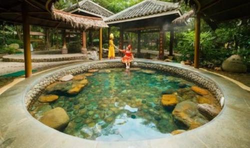 Hidden at junction of three provinces of Hunan, Jiangxi and Guangdong is a mysterious hot spring discovered during Ming Dynasty, water is hot enough to boil eggs.
