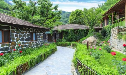 Hidden at junction of three provinces of Hunan, Jiangxi and Guangdong is a mysterious hot spring discovered during Ming Dynasty, water is hot enough to boil eggs.
