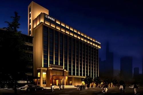 Leaving station in early morning, why do many people go to bathhouse, but do not want to stay in hotel? The reason is very real