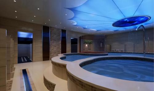 Leaving station in early morning, why do many people go to bathhouse, but do not want to stay in hotel? The reason is very real