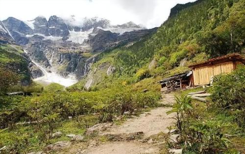 The only "multi-male" village in China, local scenery is picturesque, but there are only 22 families here.