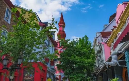 Dalian's creation of a Japanese-style street sparked a boycott, and there was much criticism on Internet, but it was crowded on opening day.
