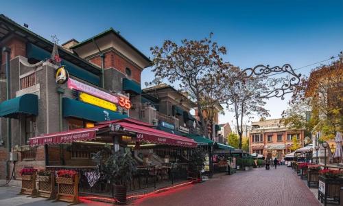 Dalian's creation of a Japanese-style street sparked a boycott, and there was much criticism on Internet, but it was crowded on opening day.
