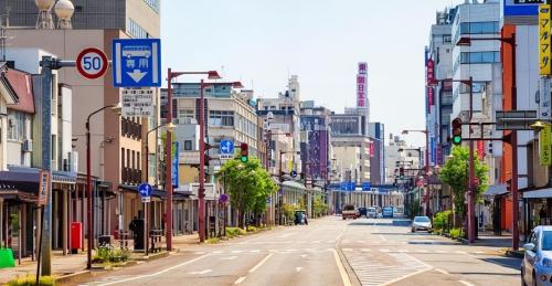 Dalian's creation of a Japanese-style street sparked a boycott, and there was much criticism on Internet, but it was crowded on opening day.
