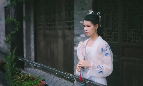 Dalian's creation of a Japanese-style street sparked a boycott, and there was much criticism on Internet, but it was crowded on opening day.
