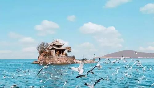 Is it hot outside in city, is it difficult to park in scenic area of ​​Sichuan, and are buildings old but popular with tourists?
