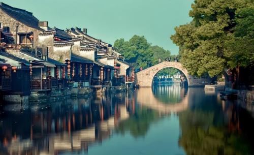 Is it hot outside in city, is it difficult to park in scenic area of ​​Sichuan, and are buildings old but popular with tourists?
