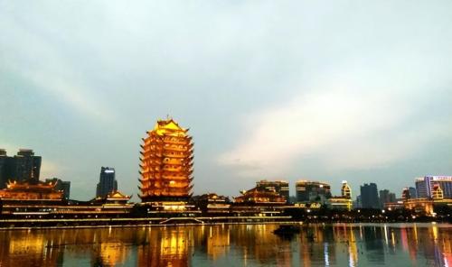 Is it hot outside in city, is it difficult to park in scenic area of ​​Sichuan, and are buildings old but popular with tourists?
