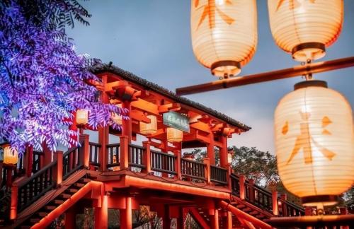 Is it hot outside in city, is it difficult to park in scenic area of ​​Sichuan, and are buildings old but popular with tourists?
