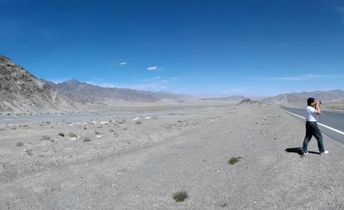 4600 kilometers, foreigner Didi traveled by taxi from Sanya to Urumqi, breaking world record
