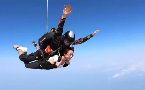 4600 kilometers, foreigner Didi traveled by taxi from Sanya to Urumqi, breaking world record
