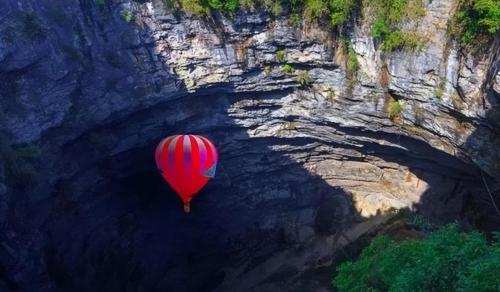 In face of American tiankeng, the 666-meter Xiaozhai tiankeng in Chongqing takes first place Tourists: it's like an alien world