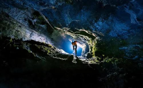 In face of American tiankeng, the 666-meter Xiaozhai tiankeng in Chongqing takes first place Tourists: it's like an alien world