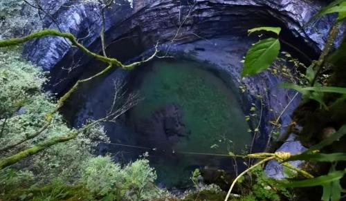 In face of American tiankeng, the 666-meter Xiaozhai tiankeng in Chongqing takes first place Tourists: it's like an alien world